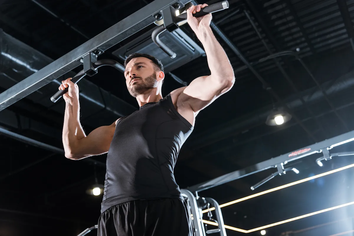 Un homme qui se muscle le dos à la barre de traction