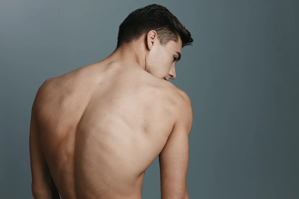Le dos d'un jeune homme