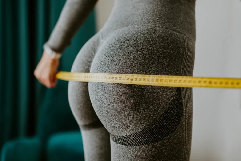 Une femme qui mesure son fessier